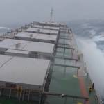 Πλοίο παλεύει με τεράστια κύματα σε έντονη θαλασσοταραχή