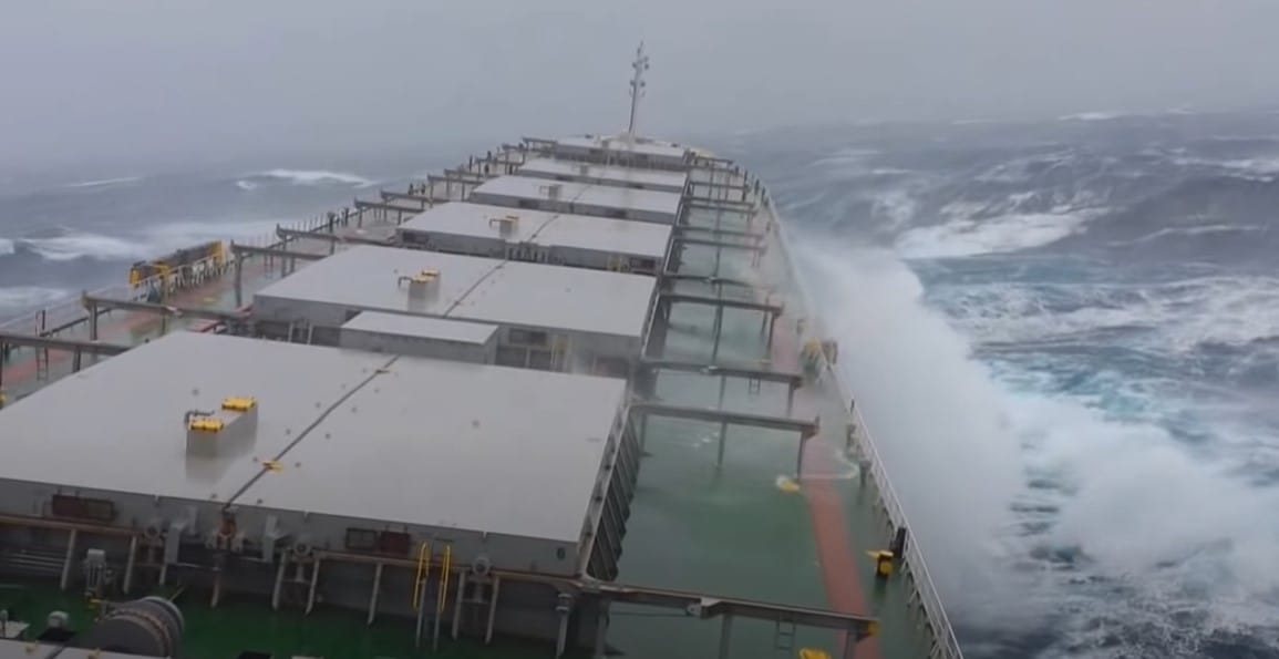 Πλοίο παλεύει με τεράστια κύματα σε έντονη θαλασσοταραχή