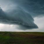 σχυρή καταιγίδα derecho με έντονους ανέμους και κεραυνούς