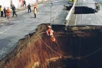 Τεράστια τρύπα κατάπιε 2 αυτοκίνητα στην Γουατεμάλα