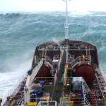 δεξαμενόπλοιο μέσα σε τεράστια κύματα και καταιγίδα στη θάλασσα