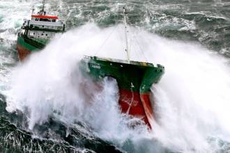 πλοίο σε καταιγίδα 12 μποφόρ τεράστια κύματα θάλασσα