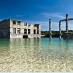 υποβρύχια φυλακή Rummu στην Εσθονία με βυθισμένα κτίρια σε καθαρά νερά