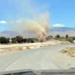 Διάβολοι σκόνης (dust devils) περιστρέφονται σε έρημο της Νεβάδα δημιουργώντας εντυπωσιακές στήλες άμμου