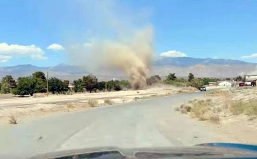 Διάβολοι σκόνης (dust devils) περιστρέφονται σε έρημο της Νεβάδα δημιουργώντας εντυπωσιακές στήλες άμμου