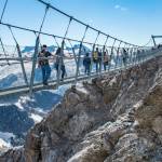 Γέφυρα Titlis Cliff Walk στις Ελβετικές Άλπεις σε μεγάλο υψόμετρο με στενό πέρασμα πάνω από χιονισμένο γκρεμό