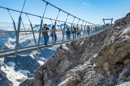 Γέφυρα Titlis Cliff Walk στις Ελβετικές Άλπεις σε μεγάλο υψόμετρο με στενό πέρασμα πάνω από χιονισμένο γκρεμό
