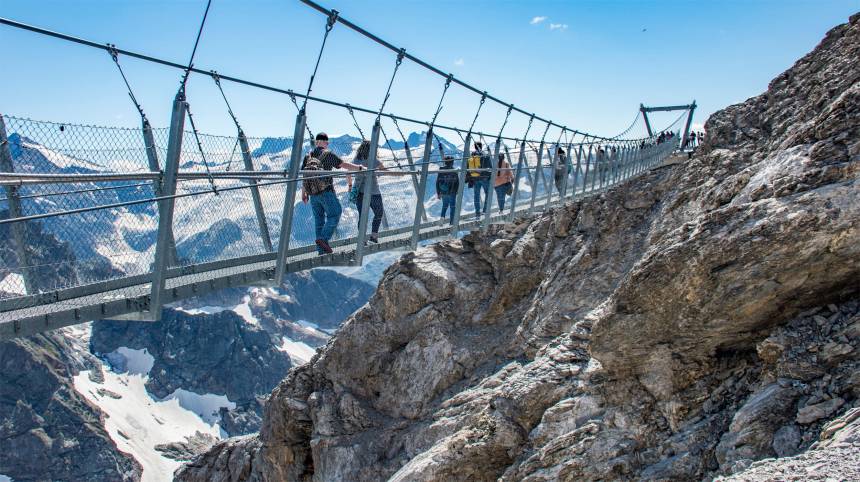 Γέφυρα Titlis Cliff Walk στις Ελβετικές Άλπεις σε μεγάλο υψόμετρο με στενό πέρασμα πάνω από χιονισμένο γκρεμό