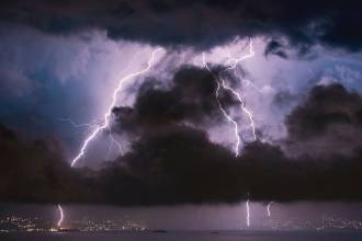 κεραυνός πέφτει πολύ κοντά κατά τη διάρκεια καταιγίδας