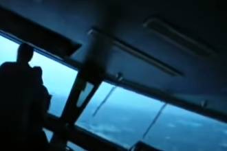 άος σε πλοίο μέσα σε κακοκαιρία – Εικόνες από τη γέφυρα στον Ατλαντικό