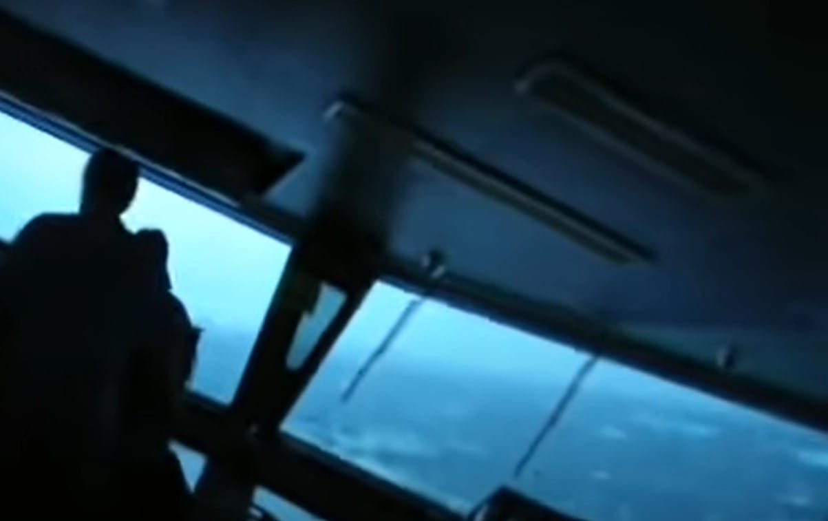 άος σε πλοίο μέσα σε κακοκαιρία – Εικόνες από τη γέφυρα στον Ατλαντικό