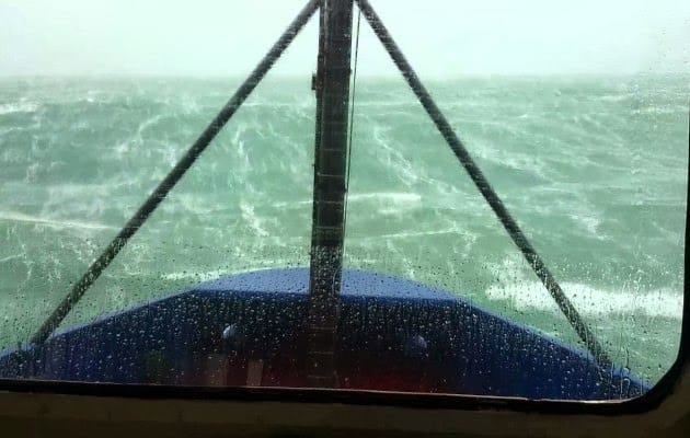 φορτηγό πλοίο παλεύει με τεράστια κύματα σε ακραία θαλασσοταραχή