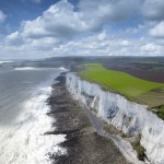Λευκοί βράχοι του Ντόβερ στην Αγγλία με απότομες κιμωλιώδεις ακτές πάνω από τη θάλασσα της Μάγχης