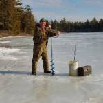 Ψάρεμα σε παγωμένη λίμνη με τρύπα στον πάγο και εξοπλισμό για ακραίες θερμοκρασίες