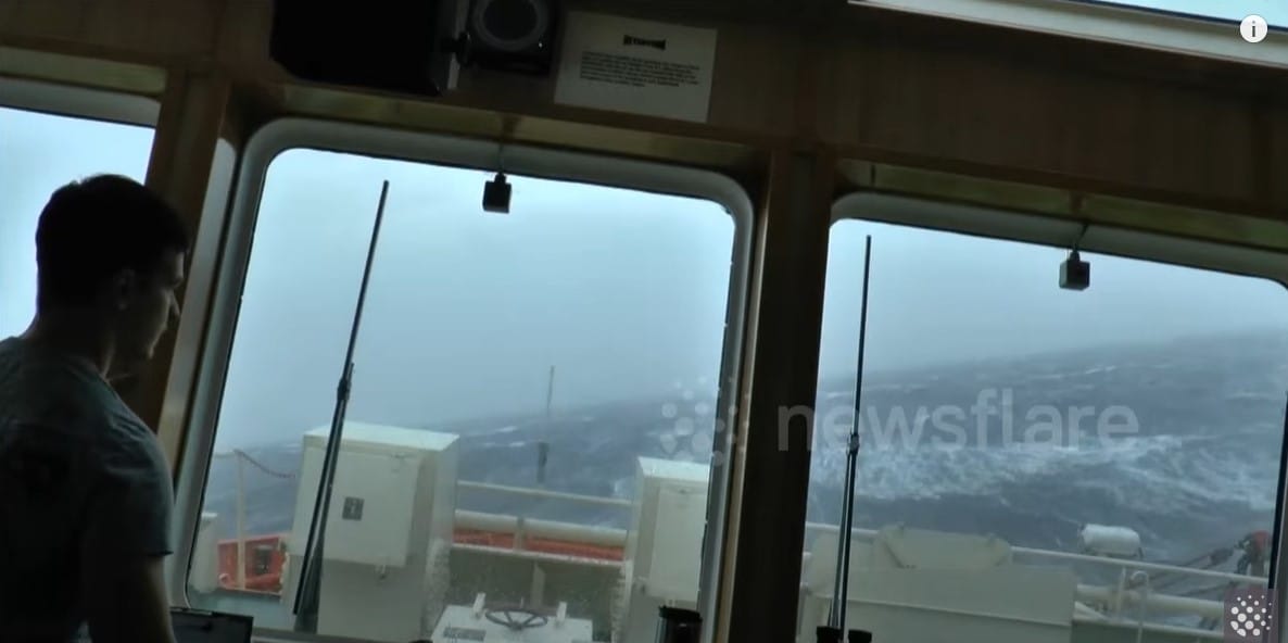 Γιγάντια κύματα χτυπούν πλοίο στον Ατλαντικό κατά τη διάρκεια σφοδρής κακοκαιρίας