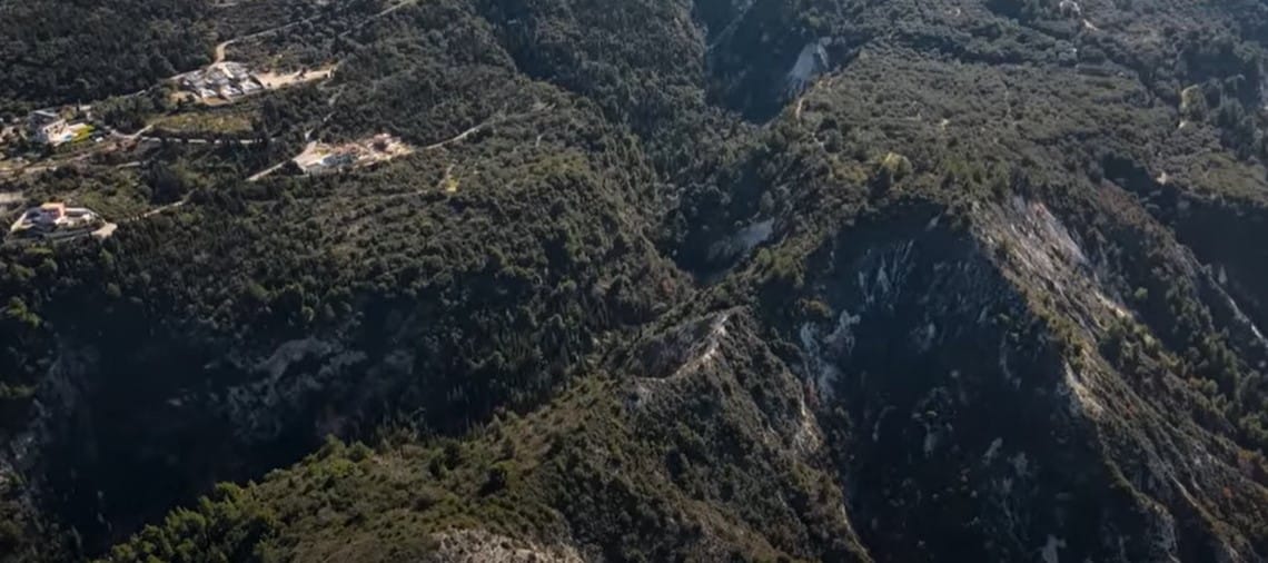 ενεργό ρήγμα στη Λευκάδα με εντυπωσιακή γεωλογική τομή στο Ιόνιο
