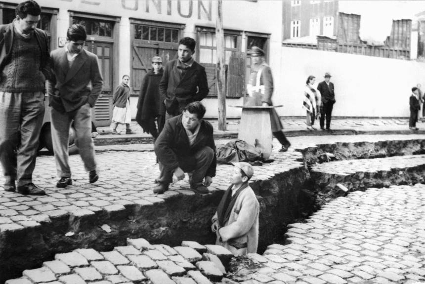 Καταστροφές από τον σεισμό της Χιλής το 1960 με κατεστραμμένα κτίρια και πλημμυρισμένες περιοχές