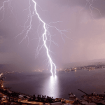 Σταγόνες βροχής πέφτουν στο έδαφος απελευθερώνοντας μικροσκοπικά σωματίδια που δημιουργούν τη χαρακτηριστική μυρωδιά