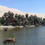 όαση Huacachina στο Περού με λίμνη και αμμόλοφους στην έρημο