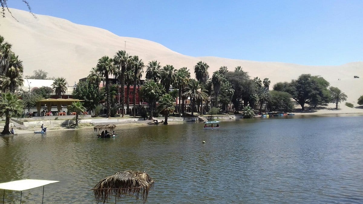 όαση Huacachina στο Περού με λίμνη και αμμόλοφους στην έρημο