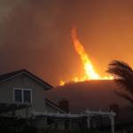 στρόβιλος φωτιάς σε δασική πυρκαγιά με περιστρεφόμενες φλόγες και καπνό