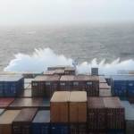 Ισχυρός κυματισμός στον Ατλαντικό χτυπά το κατάστρωμα πλοίου παρασύροντας εξοπλισμό στη θάλασσα