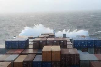 Ισχυρός κυματισμός στον Ατλαντικό χτυπά το κατάστρωμα πλοίου παρασύροντας εξοπλισμό στη θάλασσα