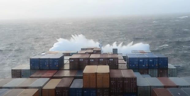 Ισχυρός κυματισμός στον Ατλαντικό χτυπά το κατάστρωμα πλοίου παρασύροντας εξοπλισμό στη θάλασσα