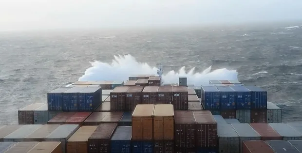 Ισχυρός κυματισμός στον Ατλαντικό χτυπά το κατάστρωμα πλοίου παρασύροντας εξοπλισμό στη θάλασσα