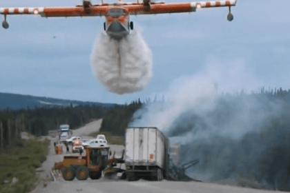 Πυροσβεστικό αεροπλάνο πραγματοποιεί ρίψη νερού πάνω από δασική πυρκαγιά σε απομακρυσμένη περιοχή