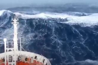 γιγαντιαία και επικίνδυνα κύματα στον ωκεανό και σε παραλίες του κόσμου