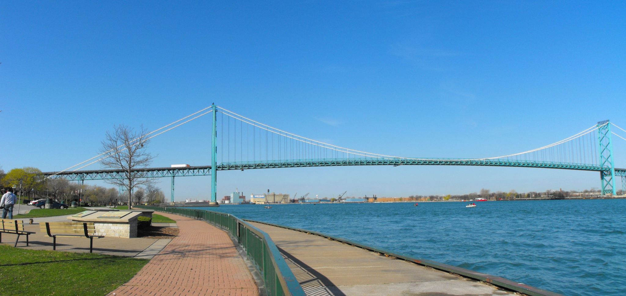 Detroit River live cam showing moving panoramic view of Detroit, Michigan