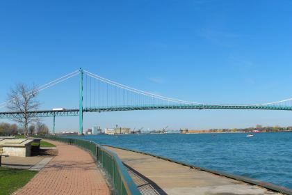 Detroit River live cam showing moving panoramic view of Detroit, Michigan