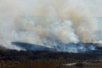 Wildfire in Aurora Colorado producing heavy smoke as firefighters respond