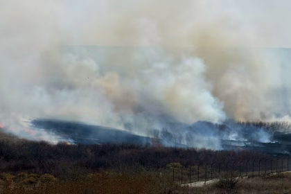 Wildfire in Aurora Colorado producing heavy smoke as firefighters respond