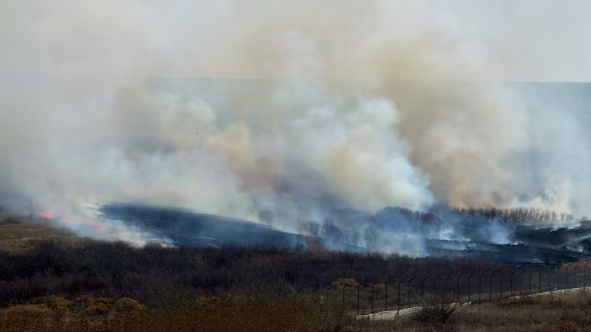 Wildfire in Aurora Colorado producing heavy smoke as firefighters respond