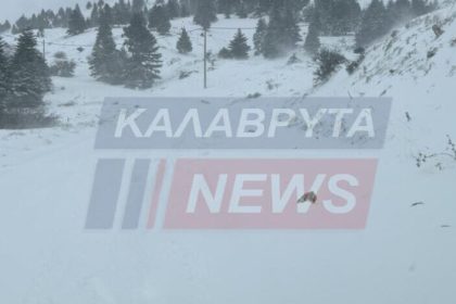 Σφοδρή χιονόπτωση στα Καλάβρυτα με εγκλωβισμένα οχήματα στον δρόμο προς το Χιονοδρομικό Κέντρο