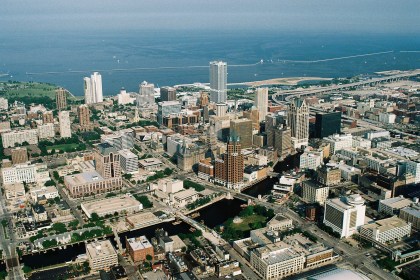 Milwaukee River live webcam view in downtown Milwaukee Wisconsin near the Marcus Performing Arts Center on Lake Michigan