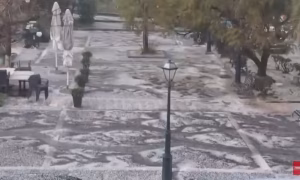 Χαλαζοθύελλα «έντυσε» στα λευκά την Κέρκυρα – Σπάνιο σκηνικό στο ιστορικό κέντρο