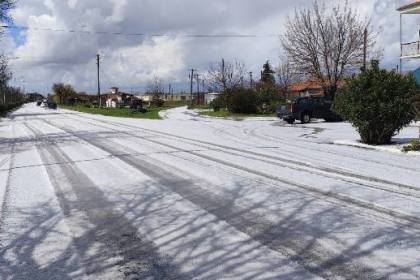 Έντονη χαλαζόπτωση σε περιοχή της Ελλάδας με το έδαφος καλυμμένο από χαλάζι