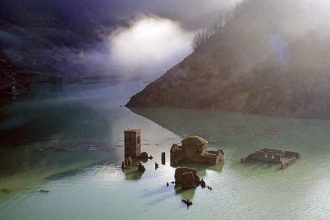 Το βυθισμένο χωριό Φάμπρικα ντι Καρέτζινε στην Τοσκάνη όταν αποκαλύπτεται μετά την αποστράγγιση της λίμνης Βάλι