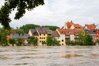 Οδηγίες προστασίας για πλημμύρες με έμφαση στην αυτοπροστασία και την ασφαλή απομάκρυνση