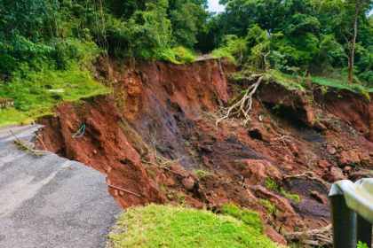 Κατολίσθηση σε ορεινή περιοχή με οδηγίες προστασίας