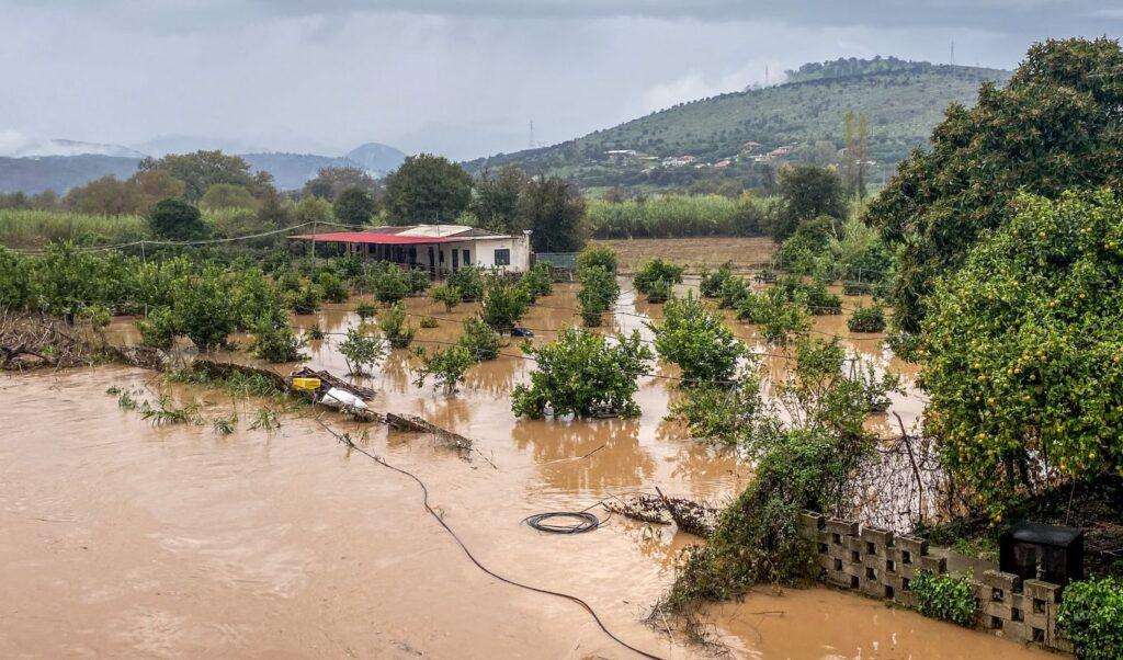 Καταστροφές στον Πορο αποτην κακοκαιρία Erminio