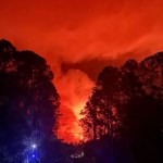 Εκτεταμένες δασικές πυρκαγιές στις ΗΠΑ με καπνό και καταστροφές σε κατοικίες