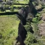 μεγάλη κατολίσθηση στην Ιταλία που κατέστρεψε δρόμους και υποδομές μετά από έντονες βροχές