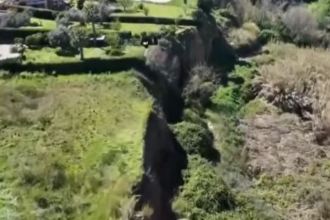 μεγάλη κατολίσθηση στην Ιταλία που κατέστρεψε δρόμους και υποδομές μετά από έντονες βροχές