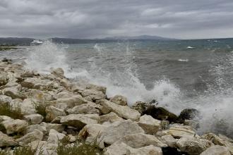 Θυελλώδεις άνεμοι στο Ιόνιο με έντονο κυματισμό και κακοκαιρία στη θάλασσα