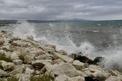 Θυελλώδεις άνεμοι στο Ιόνιο με έντονο κυματισμό και κακοκαιρία στη θάλασσα