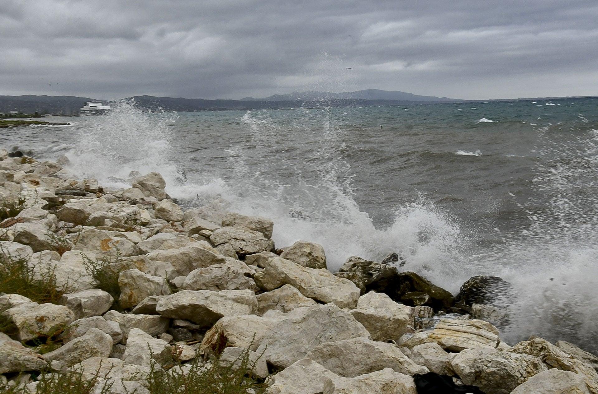 Θυελλώδεις άνεμοι στο Ιόνιο με έντονο κυματισμό και κακοκαιρία στη θάλασσα
